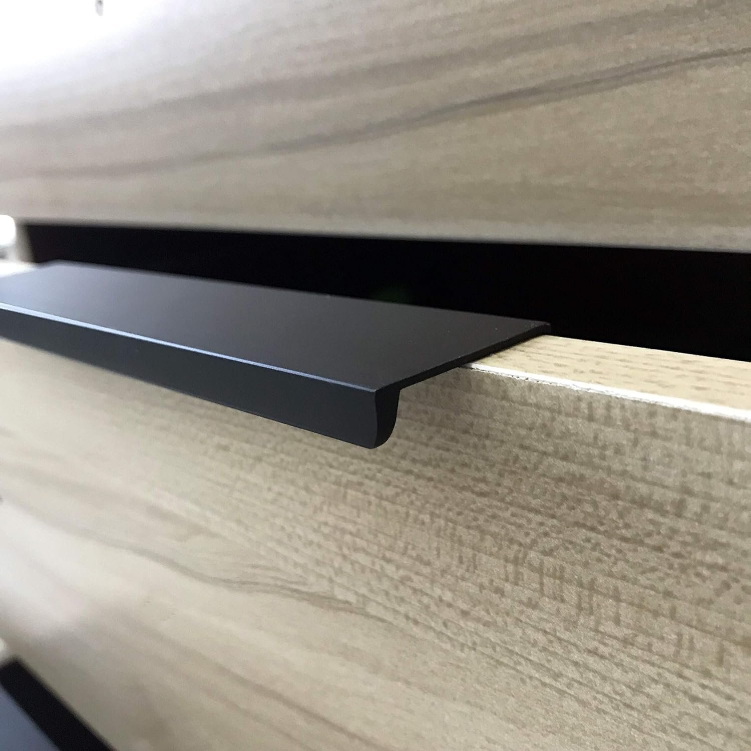 Profile cabinet handle installed